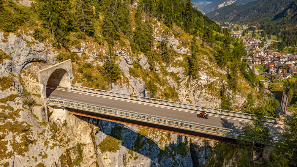 Brücke und Straßentunnel am Passo Fedaia
