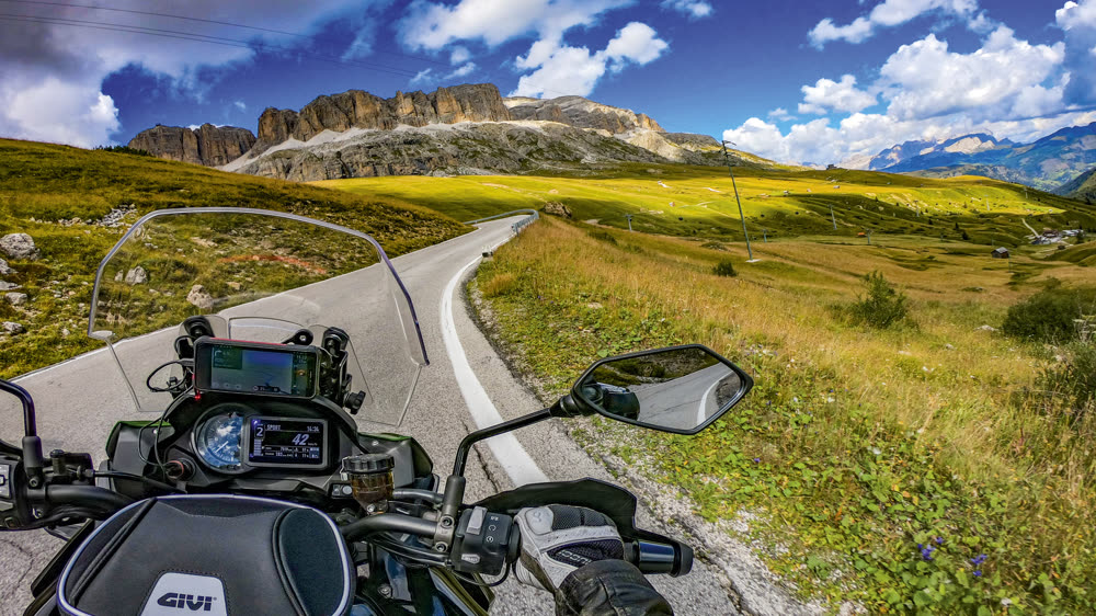 Passo Pordoi mit den Sass-Pordoi-Bergen